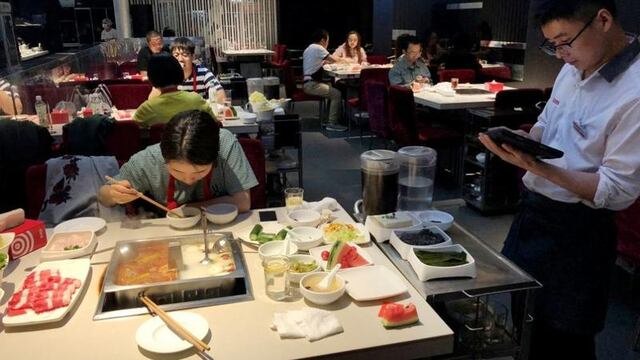 Compañías crean cocina manejada por robots en primicia mundial