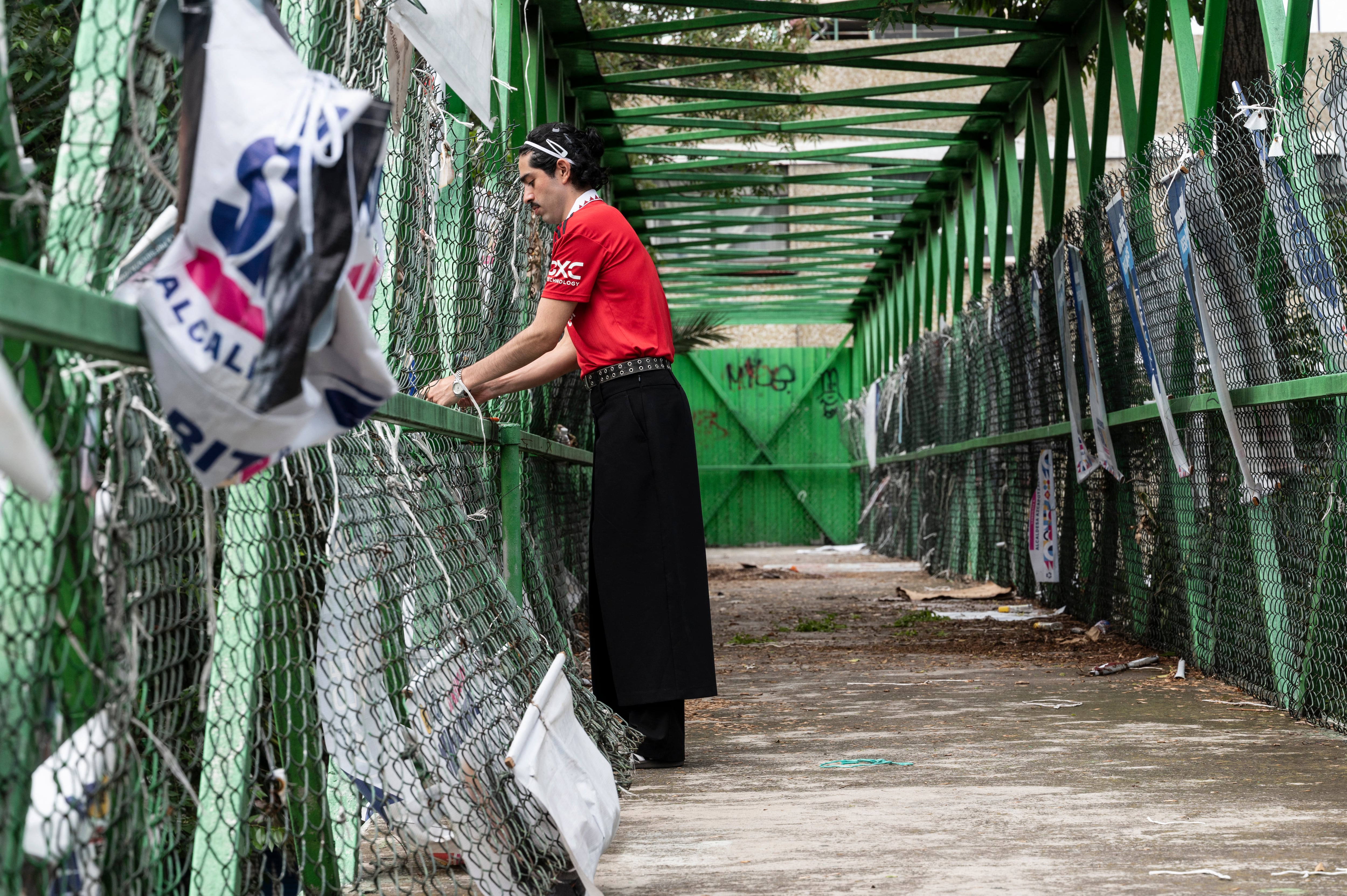 El diseñador de moda mexicano Mizael Perea, de 33 años, colecciona carteles de campaña electoral para trabajar en su taller en la Ciudad de México (Photo by Yuri CORTEZ / AFP)