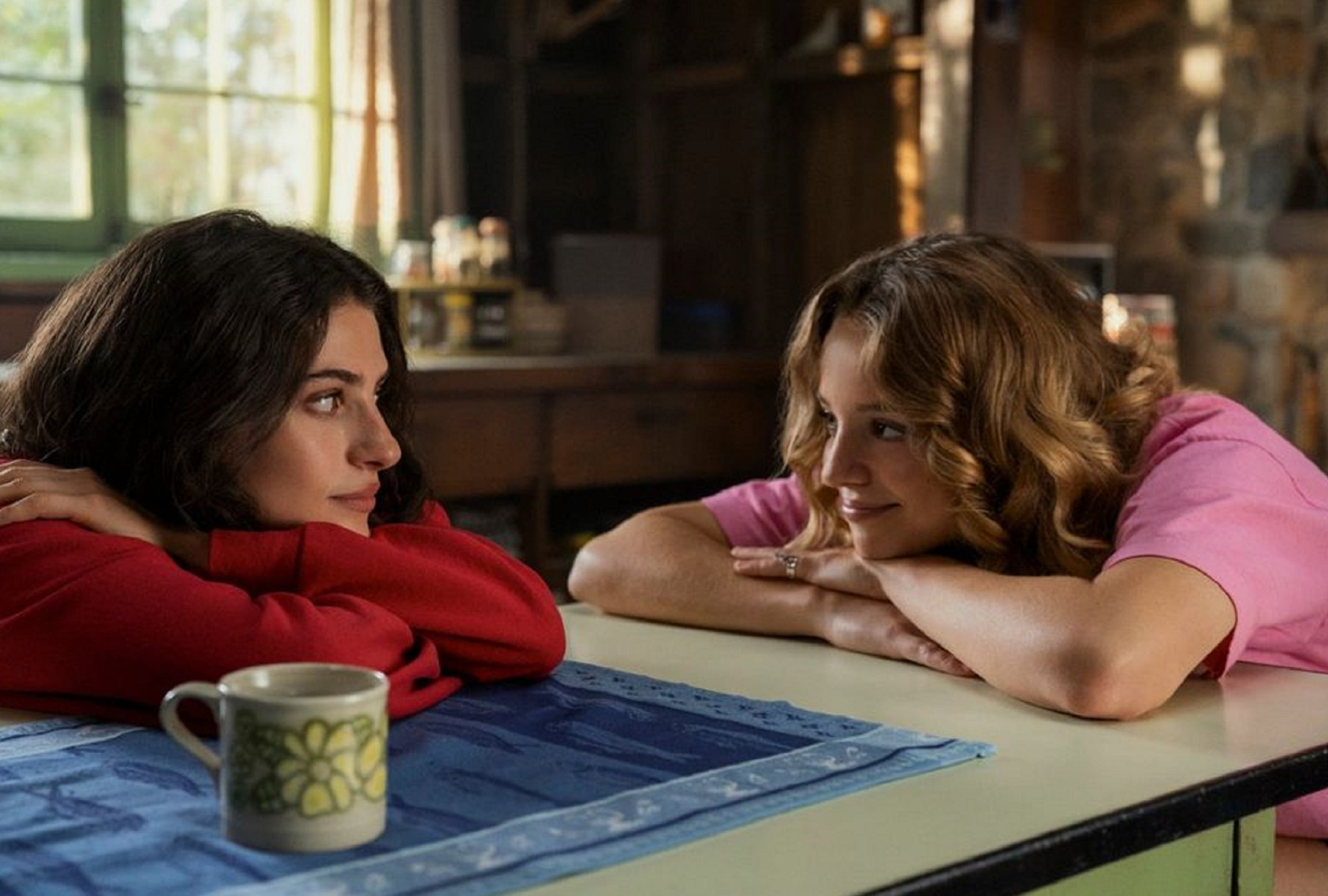 Ella Rubin interpreta a Annie Jacobson y Amélie Hoeferle interpreta a Ramona en el drama de romance y misterio "Sterling Point", creado por Megan Park (Foto: Amazon Prime Video)