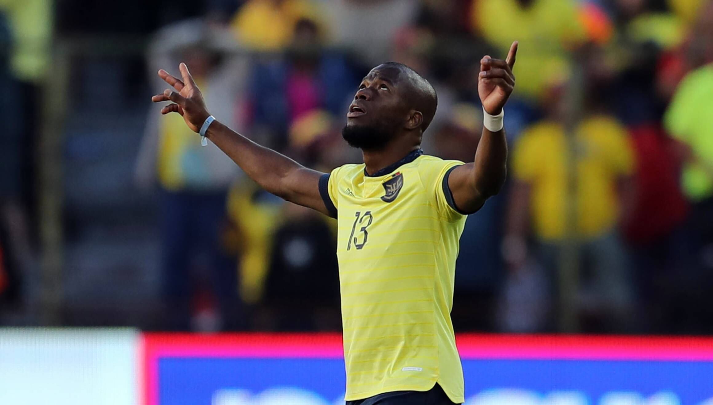 Enner Valencia de Ecuador celebra su gol este martes, en un partido de las eliminatorias sudamericanas para el Mundial de 2026 entre Ecuador y Perú en el estadio Rodrigo Paz Delgado en Quito (Ecuador). (Foto: EFE/ José Jácome)