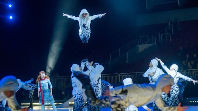 El legendario Cirque du Soleil camina sobre la cuerda floja   