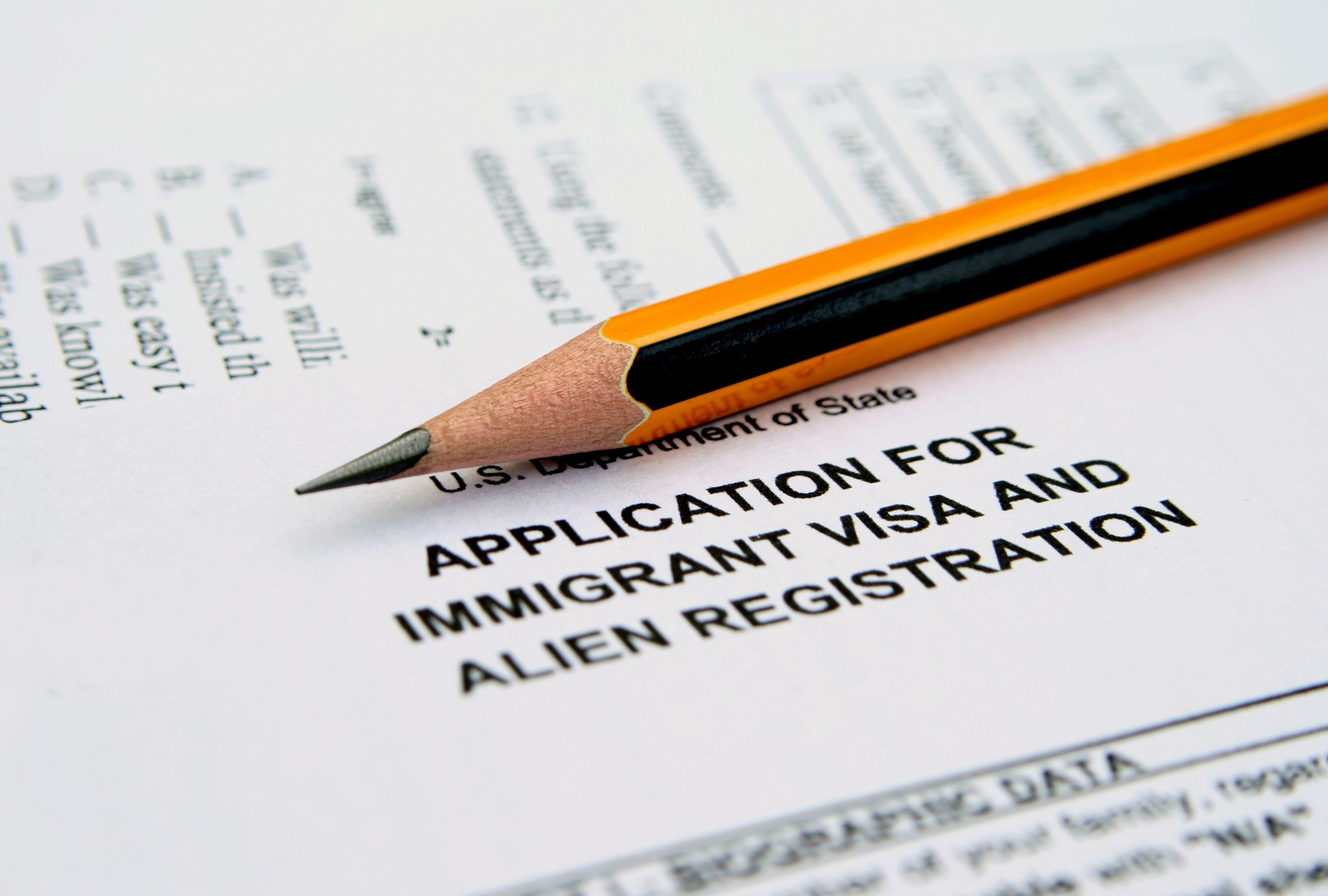 Application for Immigrant Visa and Alien Registration. (Foto: alexskopje /iStock)