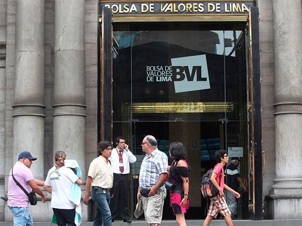 Durante la sesión se cotizaron acciones de 78 empresas, de las cuales 37 subieron, 11 bajaron y 30 no registraron variación. (Foto: Agencia Andina)