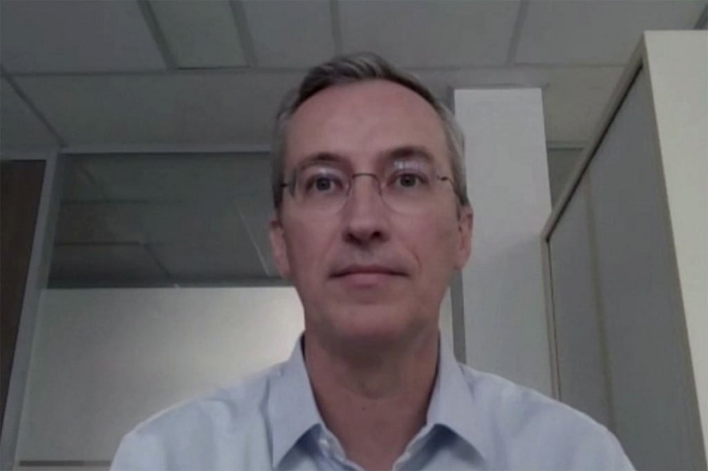 Esta captura de vídeo, difundida el 4 de junio de 2006 por el Senado francés, muestra al multimillonario conservador francés Pierre-Edouard Sterin pronunciando un discurso por videoconferencia desde un lugar desconocido durante una investigación del Senado sobre transparencia financiera e influencia en la función pública en París. (Foto: SENAT / AFP)