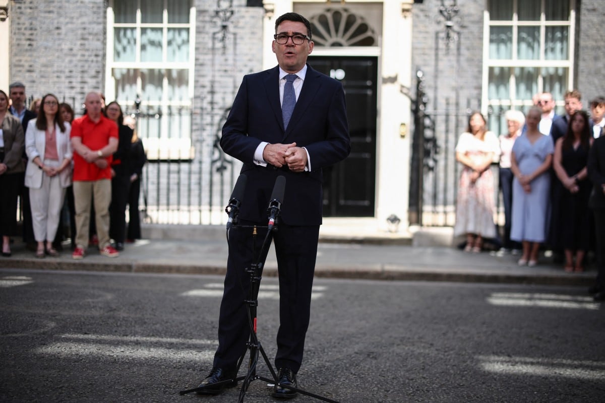 El nuevo líder laborista británico, Andy Burnham, asumió este lunes como primer ministro del Reino Unido tras recibir el encargo del rey Carlos III para formar gobierno. (Photo by Henry Nicholls / AFP)
