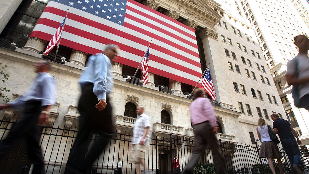 Bonos y petróleo golpean a Wall Street ante temores de nuevas alzas de la Fed