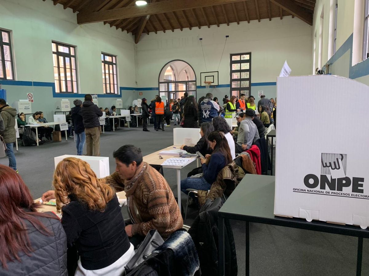 En Roma, decenas de peruanos ejercieron su deber cívico en las elecciones parlamentarias 2020. (Foto: Cancillería)