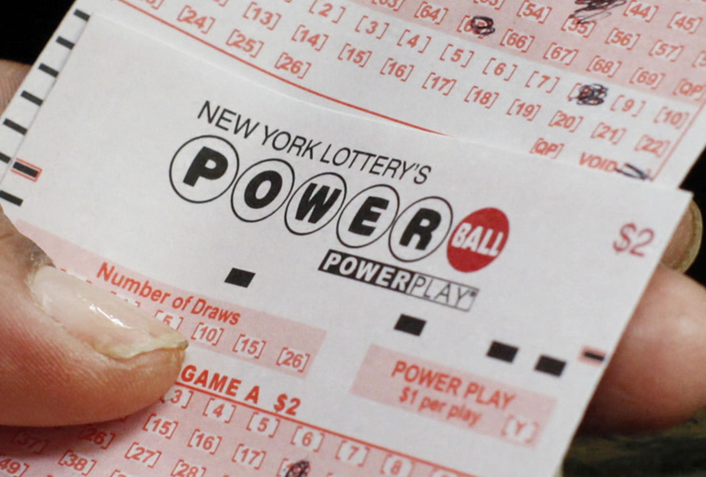 Revisa esta nota para conocer los números ganadores del Powerball en el sorteo del 04/04/2026 y averiguar si el premio mayor ya tiene dueño. (Foto: KENA BETANCUR / AFP)