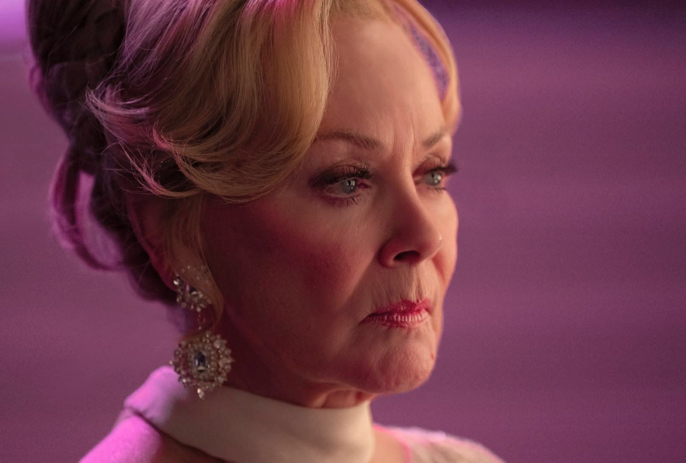 Deborah Vance, interpretada por la galardonada actriz Jean Smart, en una escena de la quinta temporada de la aclamada serie "Hacks" (Foto: HBO)