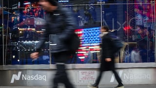 Presiones contra la Fed reavivan temor y caen activos de EE.UU.
