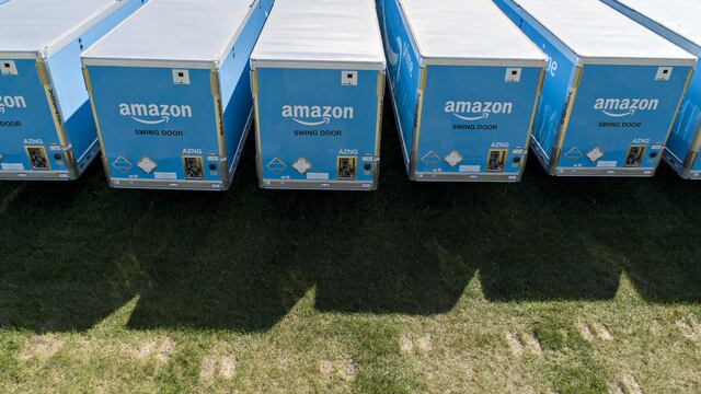 Emisiones de Amazon superan las de algunos pares, salvo Walmart