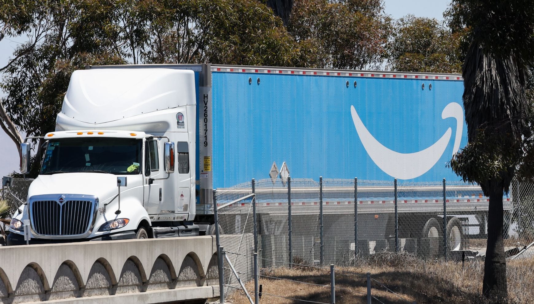 Aunque Amazon comenzará a aplicar un recargo de 3.5% que impactará a los vendedores externos, este podría encarecer lo que pagan los usuarios. En la imagen, se observa un camión con el logotipo de Amazon Prime tras ingresar a Estados Unidos desde México, cruzando la frontera en el puesto fronterizo terrestre de Otay Mesa de la Oficina de Aduanas y Protección Fronteriza de EE.UU. (CBP), en Otay Mesa, California, el 31 de julio de 2025 (Foto de Patrick T. Fallon / AFP)