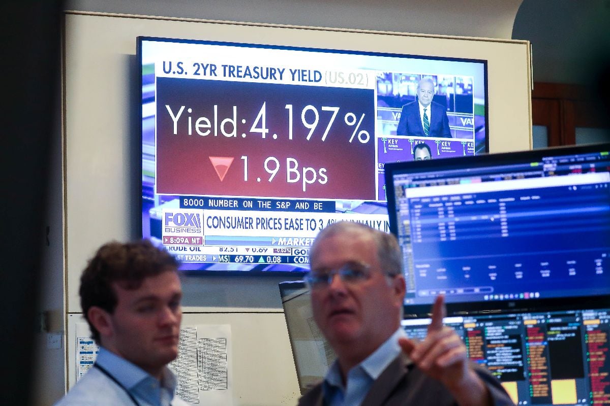 Una cadena de televisión emite noticias sobre el rendimiento de los bonos del Tesoro estadounidense desde la Bolsa de Nueva York, el 12 de agosto. Fotógrafo: Michael Nagle/Bloomberg