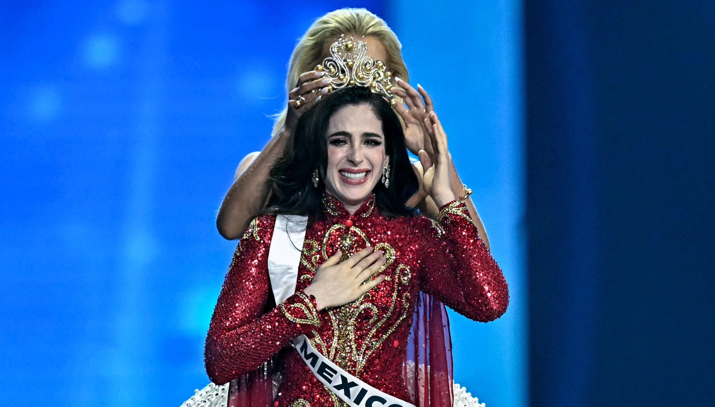 La mexicana Fátima Bosch (C) es coronada Miss Universo 2025 tras celebrar su victoria en Nonthaburi, al norte de Bangkok, el 21 de noviembre de 2025. (Foto: Lillian SUWANRUMPHA / AFP)