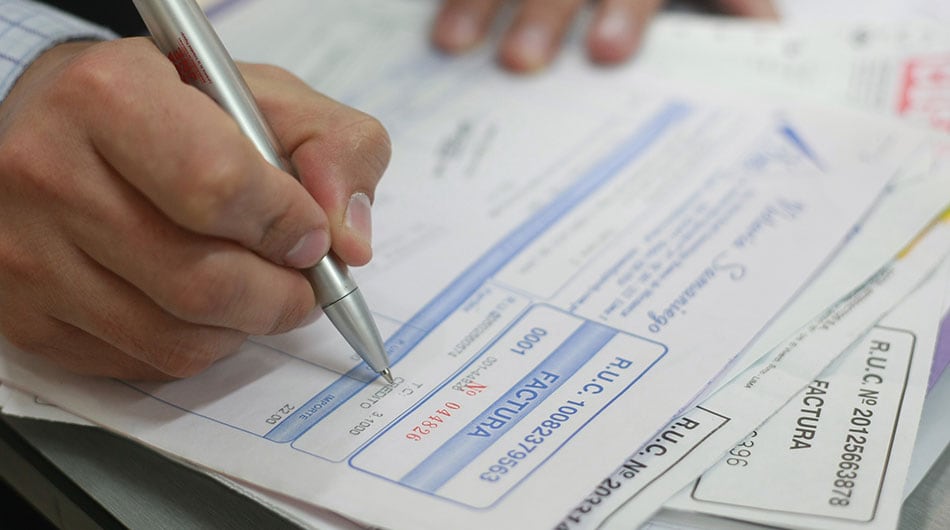 Los gastos no deducibles son los consumos personales y de sustento de los contribuyentes y sus familiares que no están relacionados al giro del negocio.