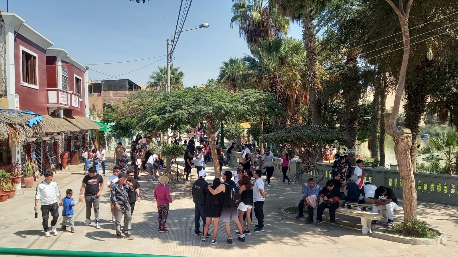 Turistas cerca a la laguna La Huacachina. (Foto: Difusión)