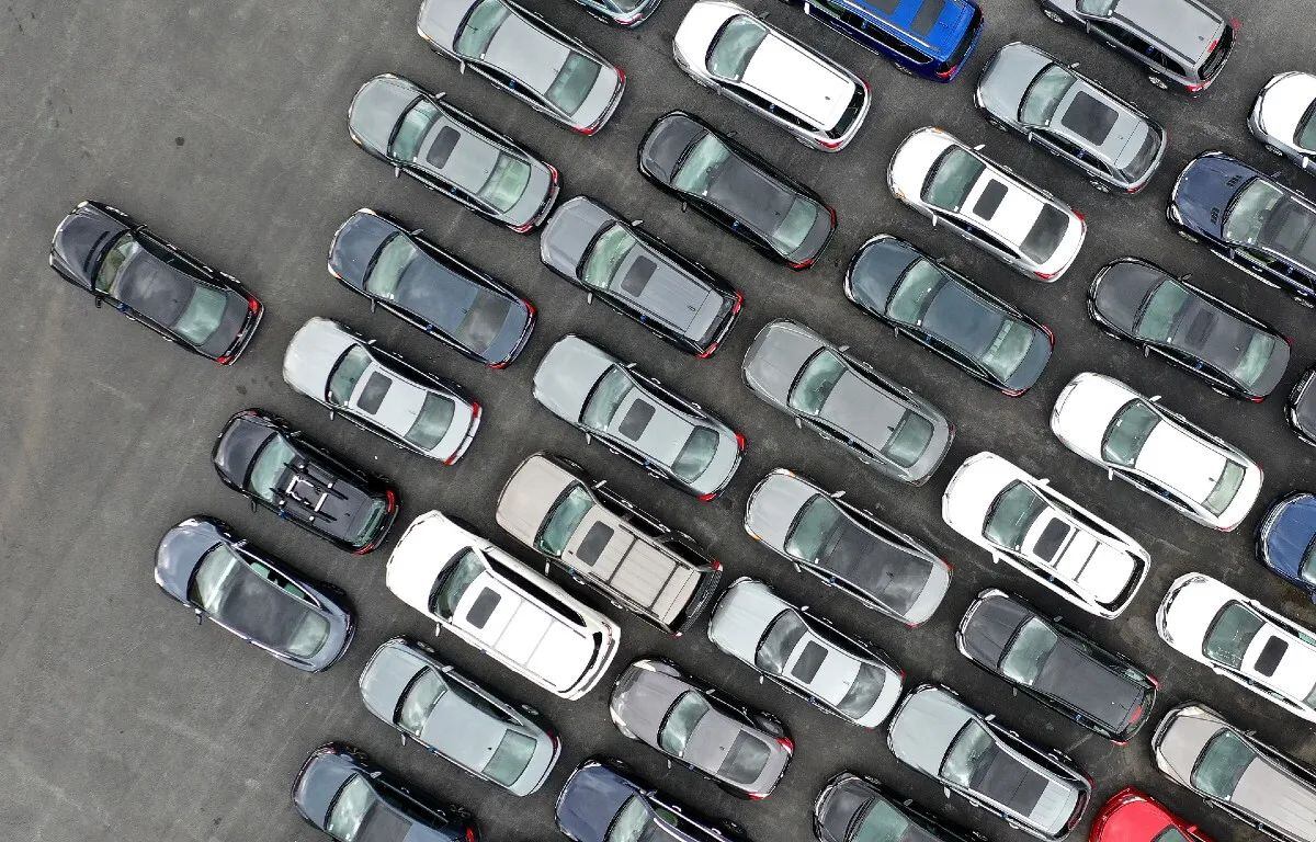 El analista de Cox Automotive anticipó que en 2024, la producción de vehículos aumentará, los incentivos para su venta y los descuentos crecerán por lo que los precios se reducirán aunque sólo de forma moderada. (Getty Images)