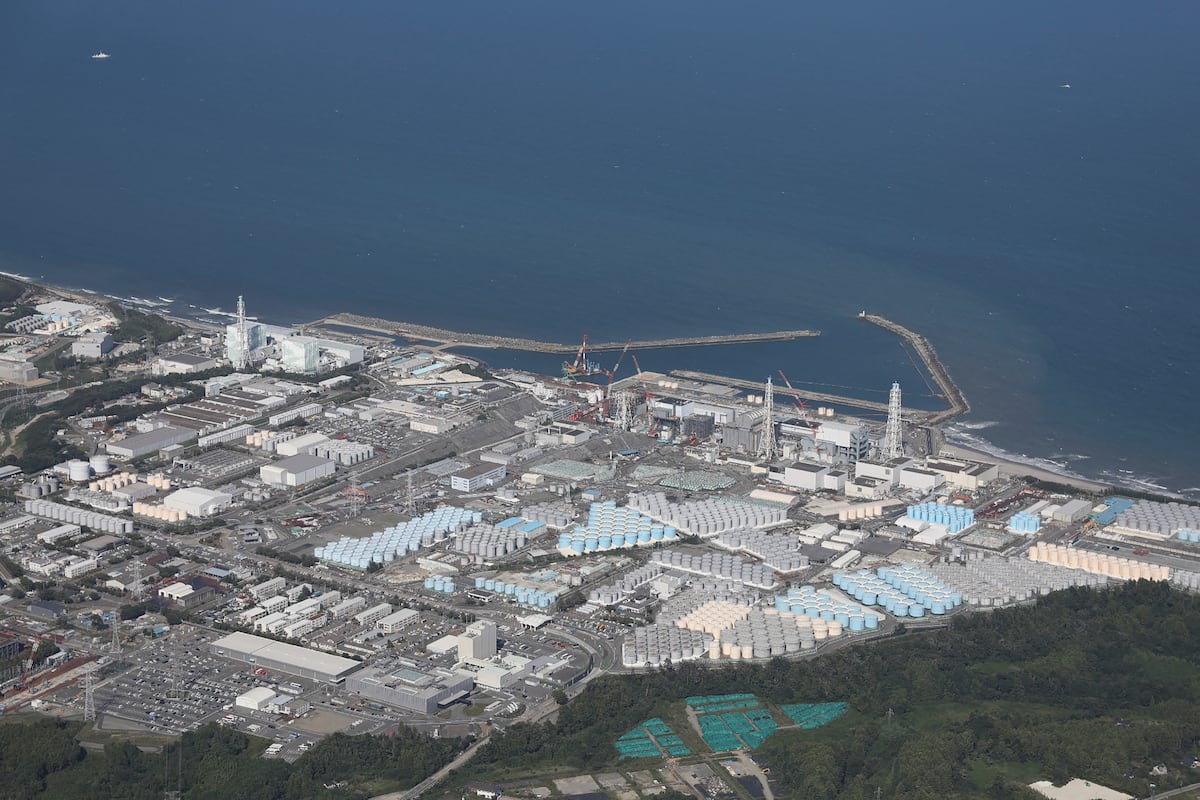 La operadora de la central, Tokyo Electric Power (TEPCO), comenzó a verter al Pacífico agua contaminada previamente tratada y diluida con agua marina, un proceso que busca aliviar la situación en la central. (Foto de JIJI PRESS / AFP)