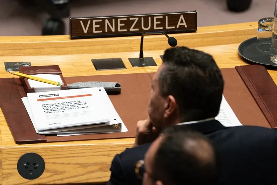 Un artículo de noticias del medio británico de periodismo de investigación Declassified UK se encuentra sobre el escritorio frente al Representante Permanente de Venezuela ante las Naciones Unidas, Samuel Moncada, durante una reunión del Consejo de Seguridad de las Naciones Unidas en la sede de la ONU en Nueva York, Nueva York, EE. UU., el 5 de enero de 2026. EFE/EPA/Derek French