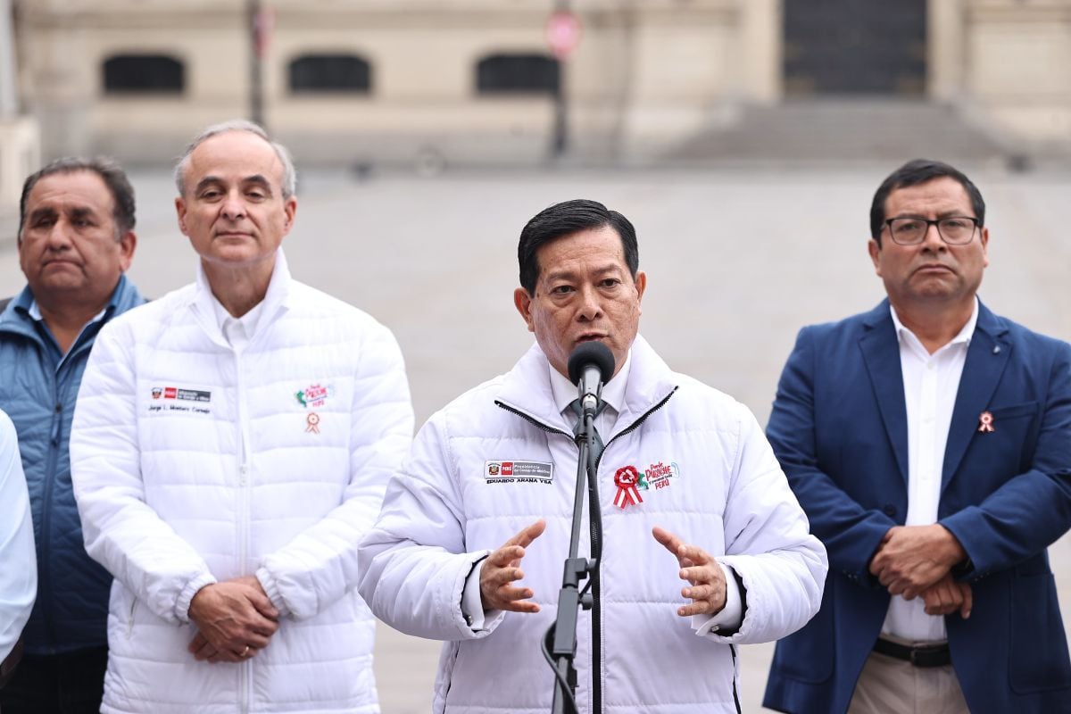 Eduardo Arana, presidente del Consejo de Ministros, anunció la creación de un subgrupo legal durante la mesa de trabajo para avanzar en la elaboración de una nueva ley para la pequeña minería. Foto: PCM.