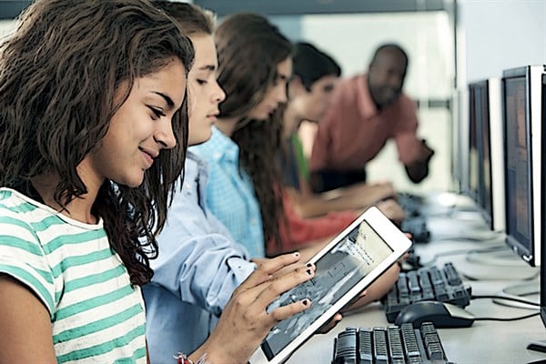 La demanda por carreras tecnológicas es creciente, triplicándose desde pandemia, lo que está fomentando la creación de carreras de IA. Foto: Referencial