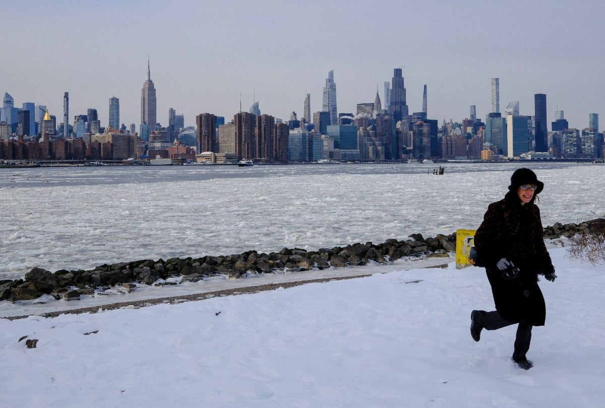 El posible ciclón bomba mantiene en alerta a varias regiones de EE.UU. ante un fin de semana de frío extremo. | Crédito: CHARLY TRIBALLEAU / AFP
