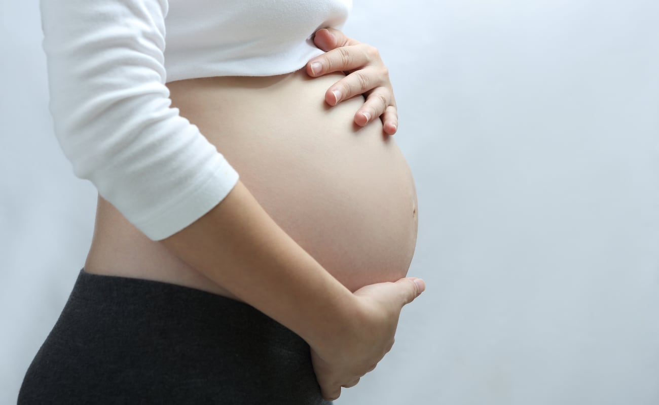 Para Ana, colombiana de 29 años quien vive en España desde 2025, la edad ideal para convertirse en madre sería entre los 33 y 35 años.