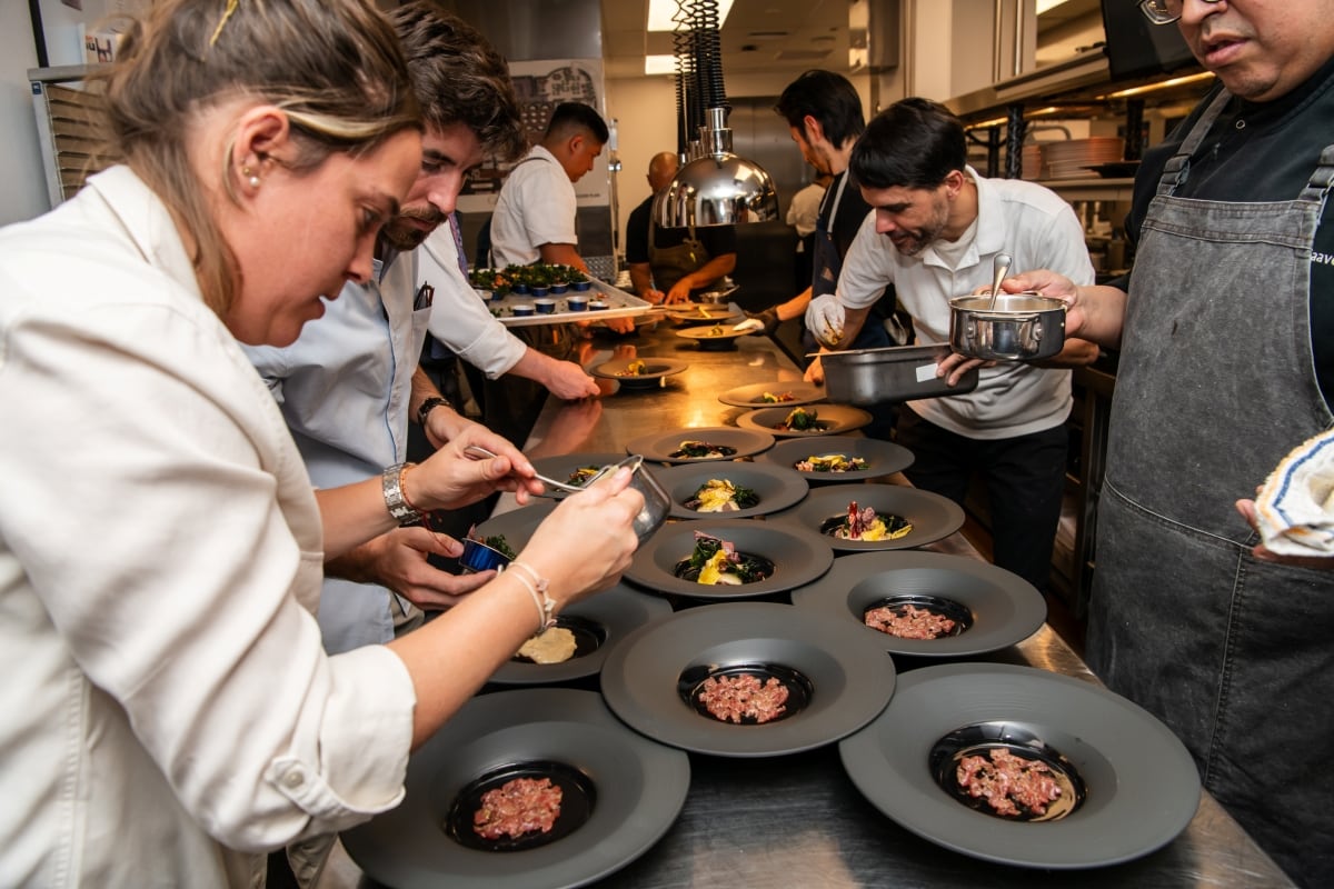 Pía León y Virgilio Martínez cocinando para la cena de bienvenida de los invitados de The World's 50 Best 2024.
