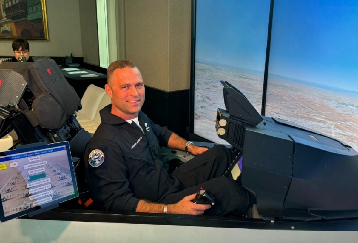Scott "Bonsai" Dieringer, experimentado piloto de Lockheed Martin, presente en la simulación. La compañía estadounidense destacó las capacidades del F-16 Block 70 y su red global, que incluye 2,800 aeronaves operativas en 29 países. Foto: Giancarlos Torres- Gestión.