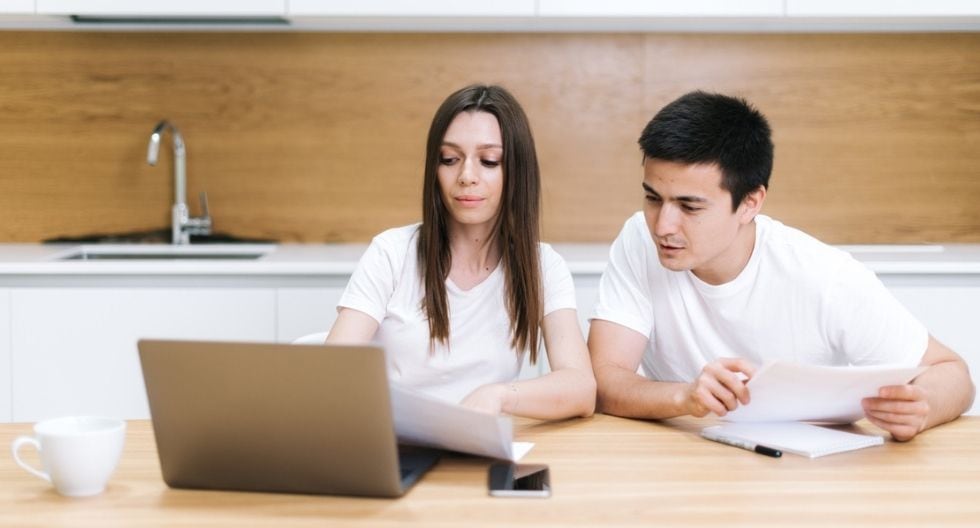 Los dos principales componentes de una cuota en un crédito son el monto del capital del crédito y el monto por intereses.