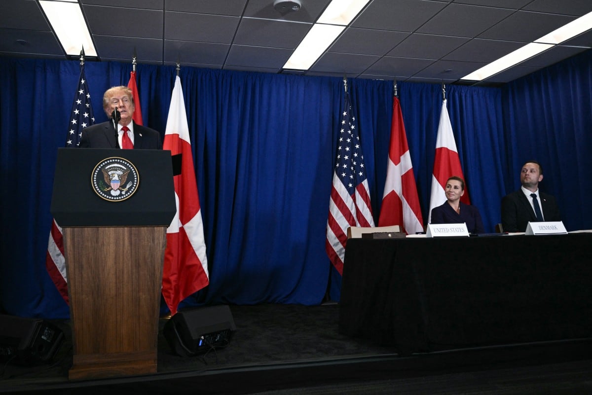 El acuerdo fue firmado por Donald Trump durante una ceremonia al margen de la asamblea general de la ONU con la primera ministra danesa, Mette Frederiksen, y el jefe del gobierno groenlandés, Jens-Frederik Nielsen (Foto: Brendan SMIALOWSKI / AFP)