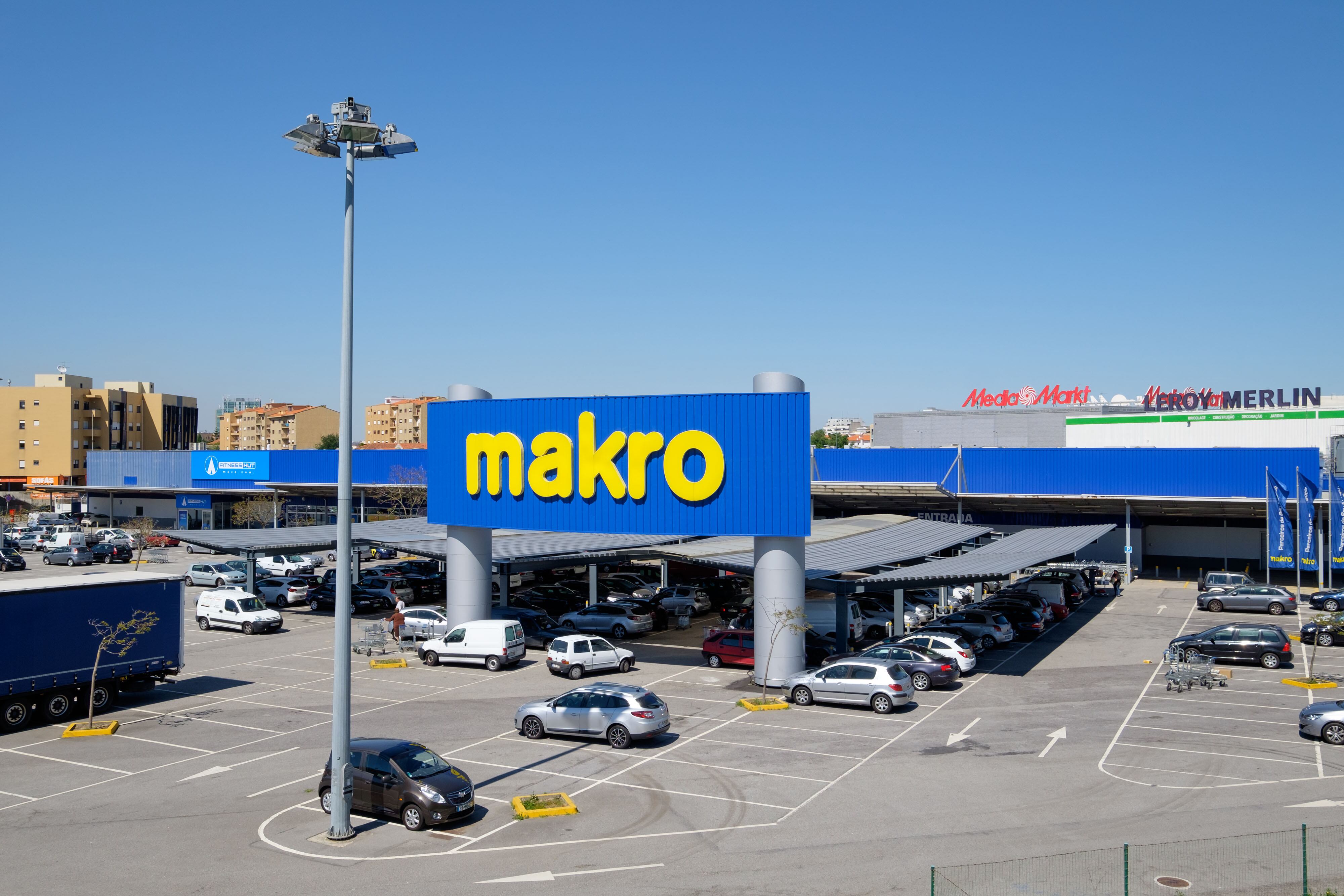30 de enero del 2009. Hace 15 años. Makro invertirá US$ 100 millones en supermercados mayoristas. Makro planea construir quince tiendas en los próximos cuatro años que estarán ubicadas tanto en Lima como en provincias.