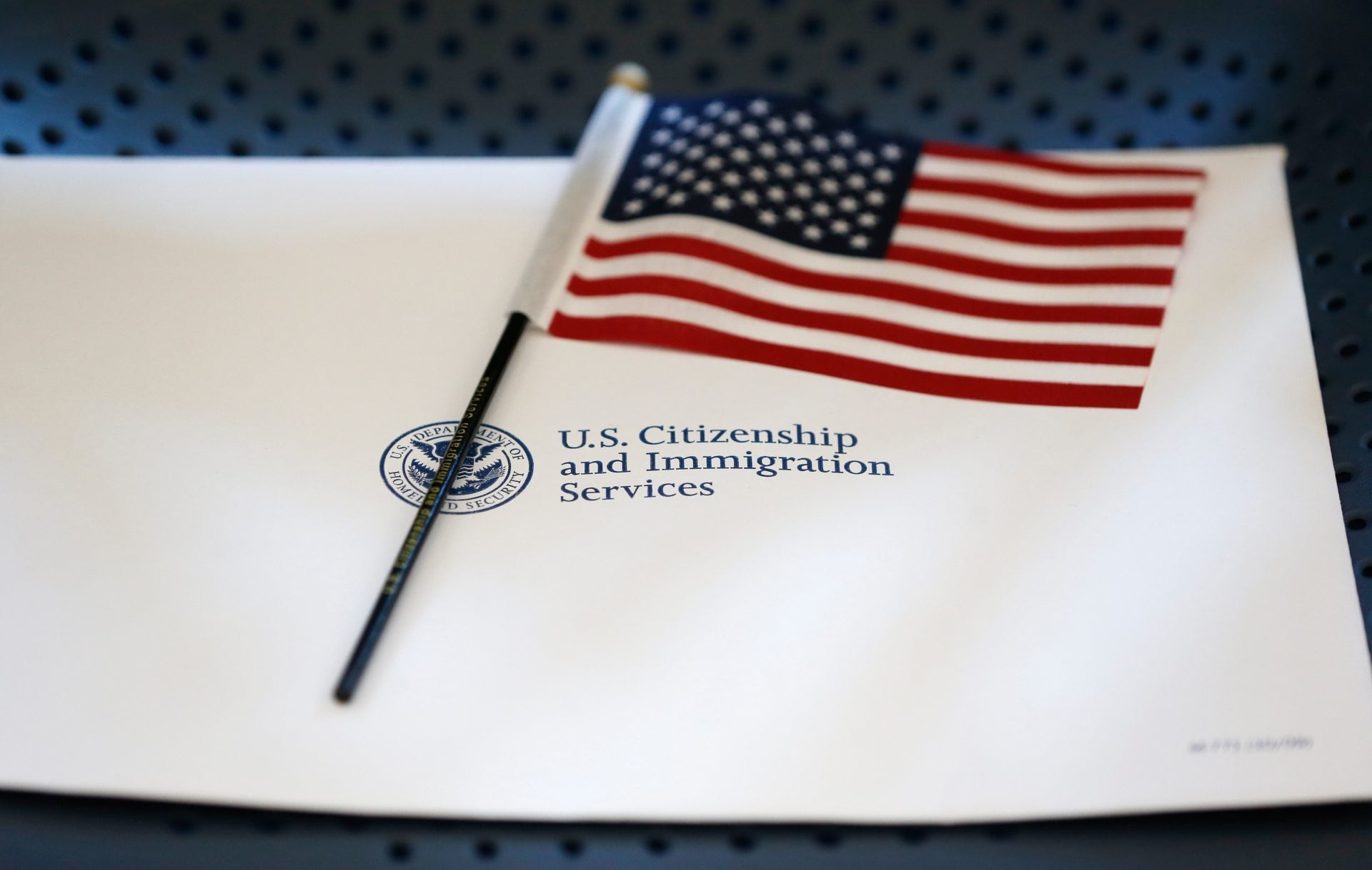 USCIS permite hacer el examen de ciudadanía en español si se cumplen ciertos requisitos. | Crédito: AP Foto/Wilfredo Lee, Archivo