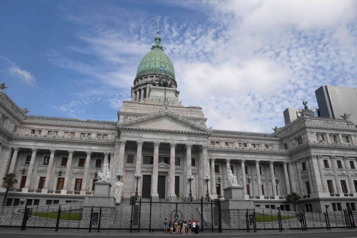 La Libertad Avanza, la fuerza política de ultraderecha que lidera Milei, se encuentra con minoría tanto en la Cámara de Diputados como en el Senado, que tendrá que debatir y dar el “sí” definitivo al proyecto de ‘ley ómnibus’ si este supera el trámite del miércoles en la Cámara Baja. (Foto: Télam)