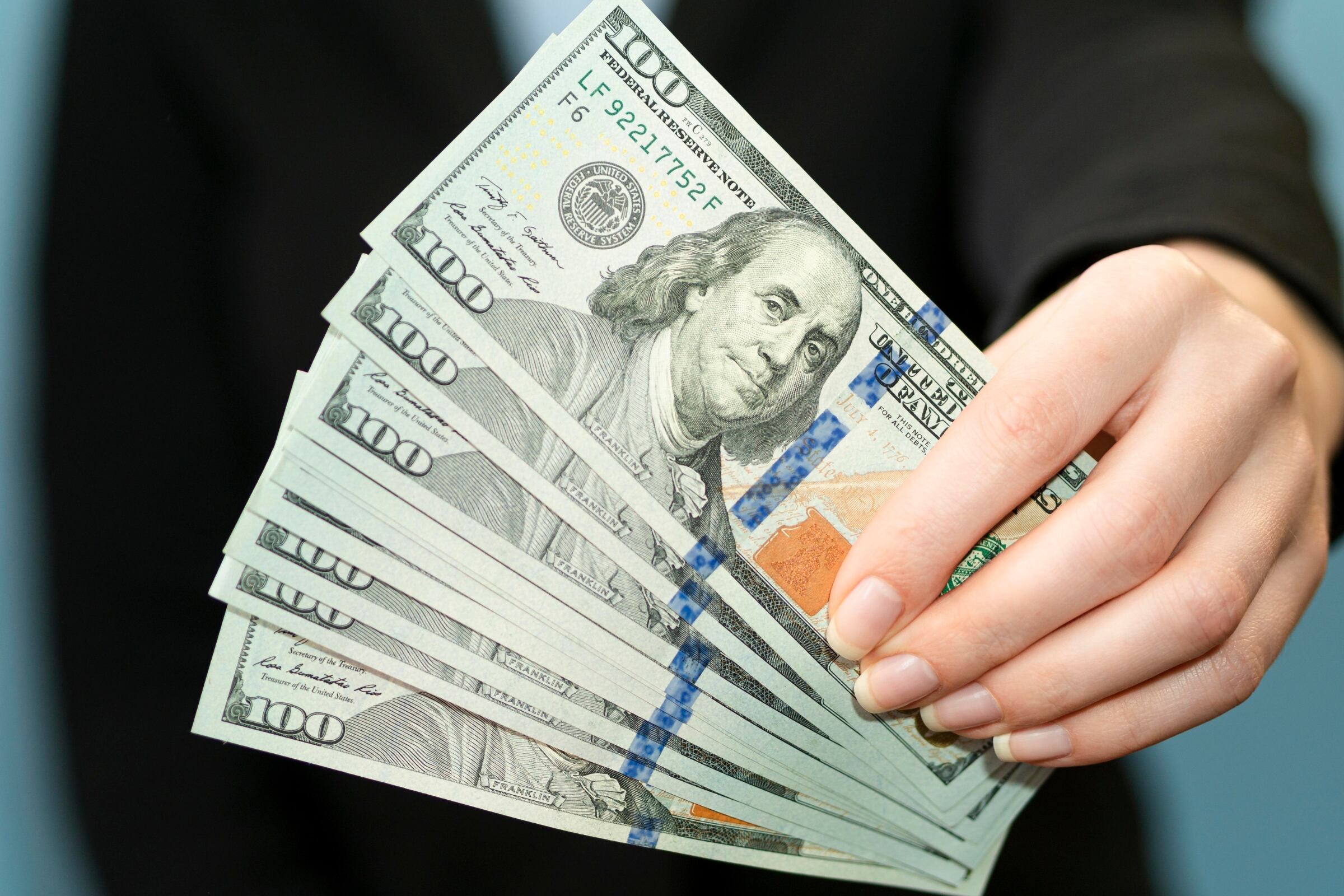 La cotización del dólar mantendría su tendencia a la baja en julio, estiman analistas (foto: Freepik)