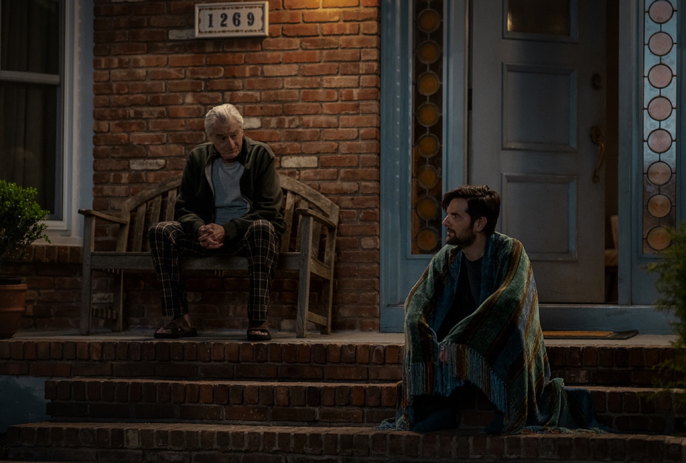 Pete Willis (Robert De Niro) y Tom Kennedy (Adam Scott) en una escena del thriller policíaco "Susurran tu nombre", basado en la novela homónima de Alex North (Foto: Netflix)