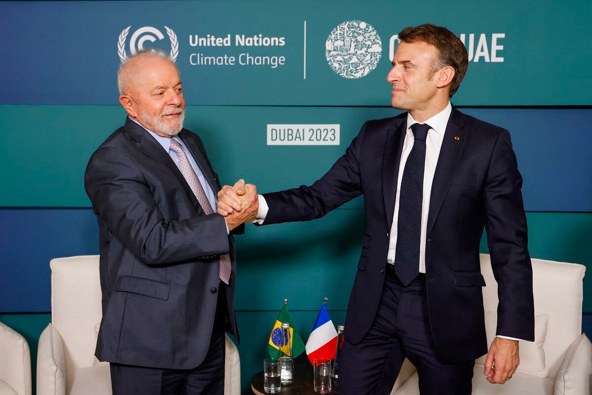 El presidente de Francia, Emmanuel Macron, saluda al presidente de Brasil, Luiz Inácio Lula da Silva, al margen de la cumbre climática de las Naciones Unidas COP28 en Dubái. (Foto de Ludovic MARIN / AFP)