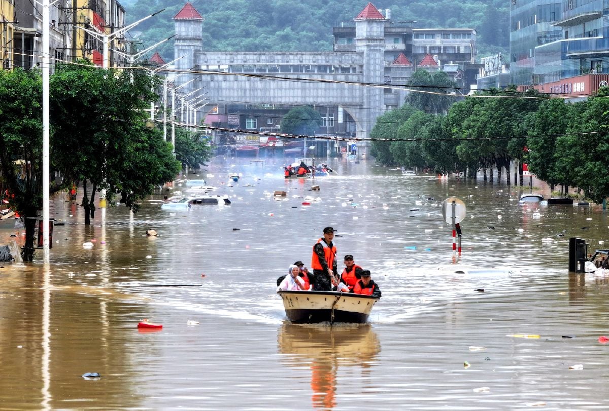 Equipos de rescate evacúan a residentes afectados por las inundaciones en Putian, provincia de Fujian (China), el 4 de septiembre. Fotógrafo: Lyu Ming/China News Service/VCG/Getty Images.