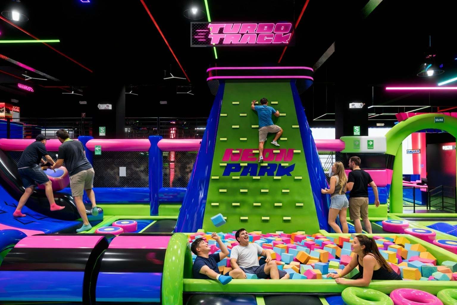 La propuesta de Neon Park contempla inflables de neón, zonas de mezzanine y espacios para celebraciones. (Foto: Neon Park)