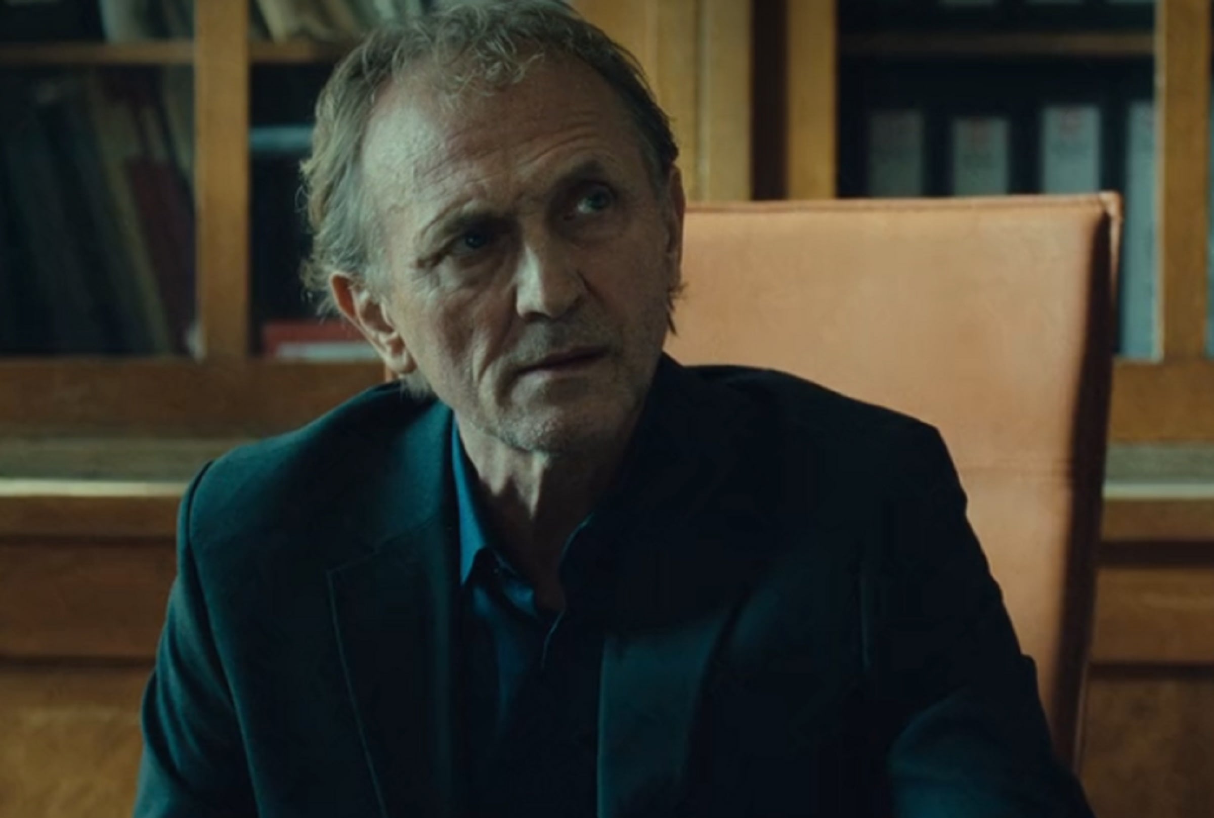 Andrzej Chyra da vida a Pakozs, el jefe de la policía del pueblo, en la película polaca "Los colores del mal: Negro" (Foto: Netflix)