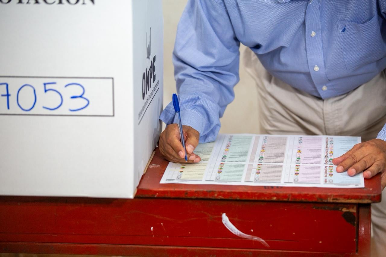 Rafael López Aliaga y Roberto Sánchez disputan voto a voto el pase a segunda vuelta. (Foto: GEC)