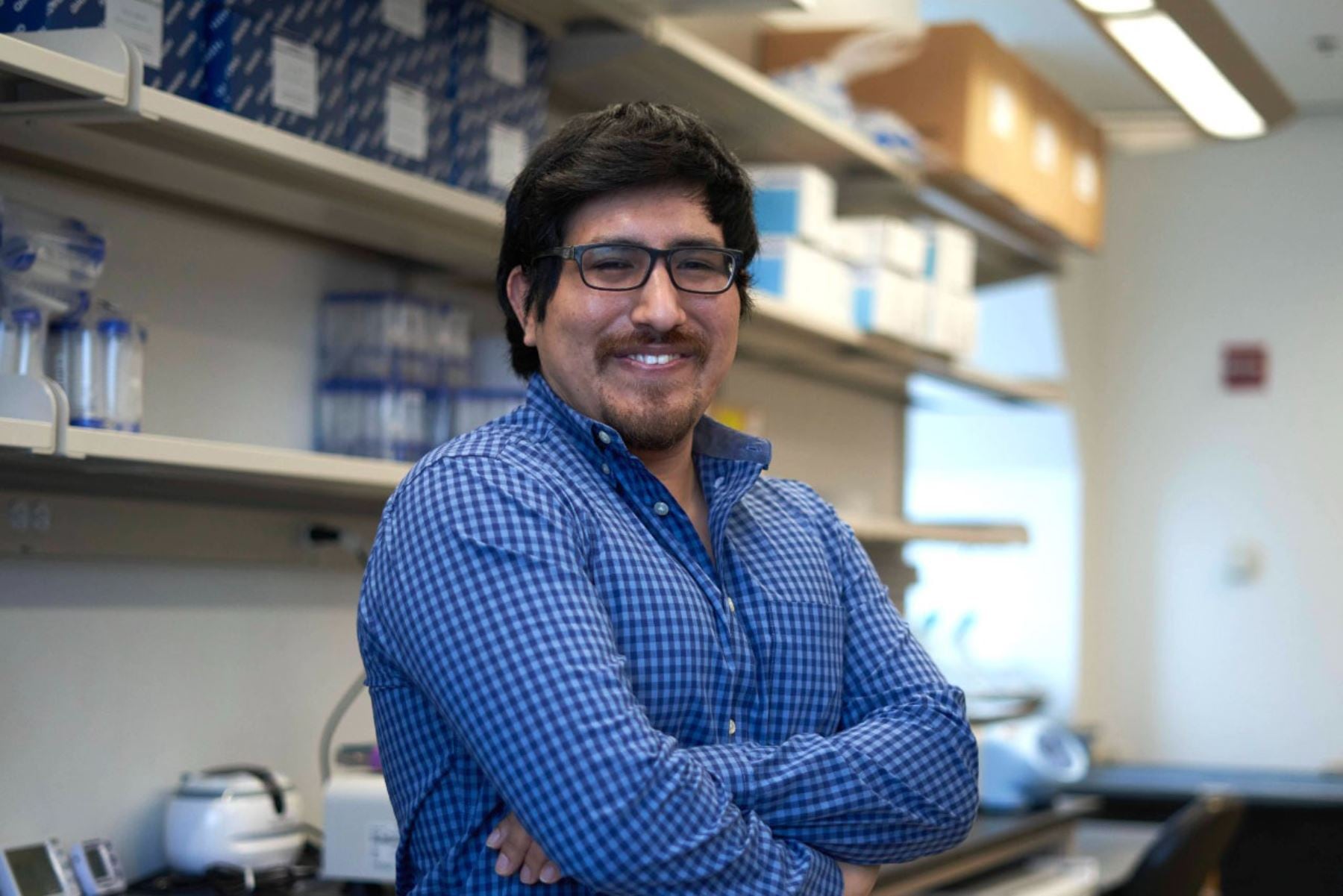 El biólogo comenta que su meta es trabajar con científicos o investigadores peruanos en su laboratorio. (Foto: Agencia Andina)