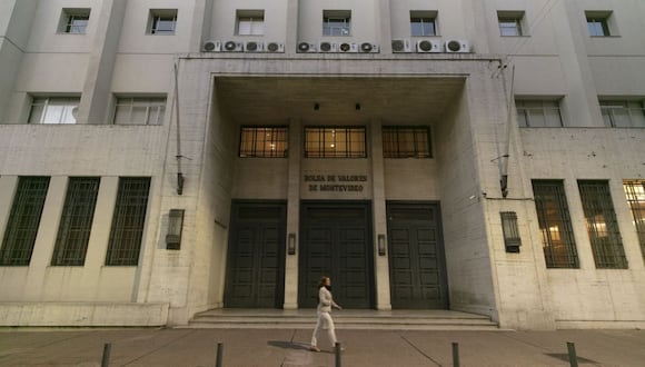 Una peatón pasa por la Bolsa de Valores de Montevideo (BVM) en Montevideo, Uruguay, el miércoles 10 de abril de 2019. Fotógrafo: Tali Kimelman/Bloomberg