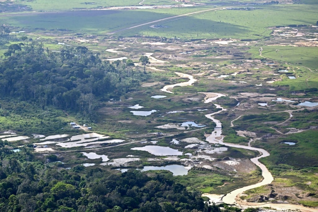 Vista aérea de una zona minera ilegal en el municipio de Jacareacanga, en la selva amazónica, al suroeste del estado de Pará, Brasil, el 21 de mayo de 2026. (Foto de Evaristo Sa / AFP)