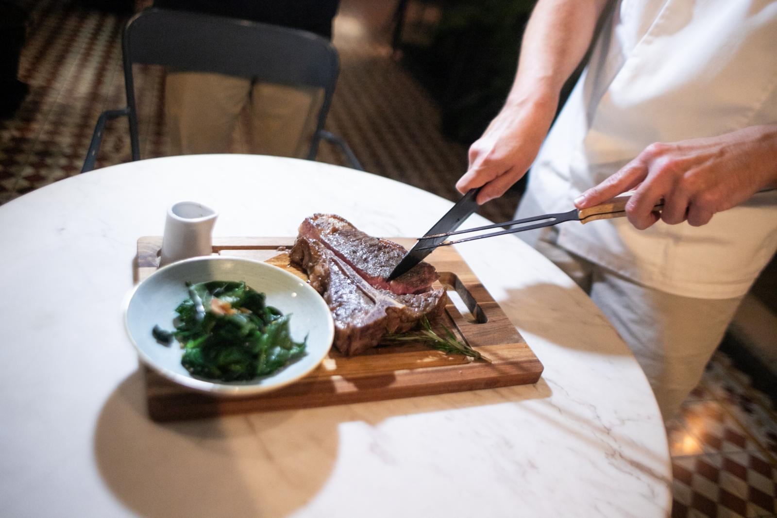 La Bisteca ofrece cortes preparados en estaciones en vivo que refuerzan la percepción de frescura y calidad, y que se mantienen como un eje central de su propuesta buffet para atraer a públicos diversos. (Foto: La Bisteca)