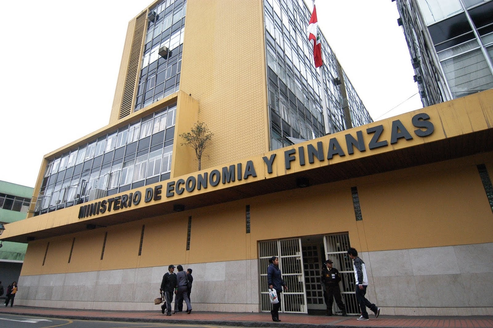 MEF alista política fiscal contracíclica para evitar desaceleración frente a "tres choques"