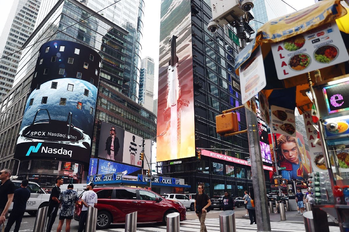 Logotipo de SpaceX durante la oferta pública inicial de la compañía en el Nasdaq MarketSite el 12 de junio.