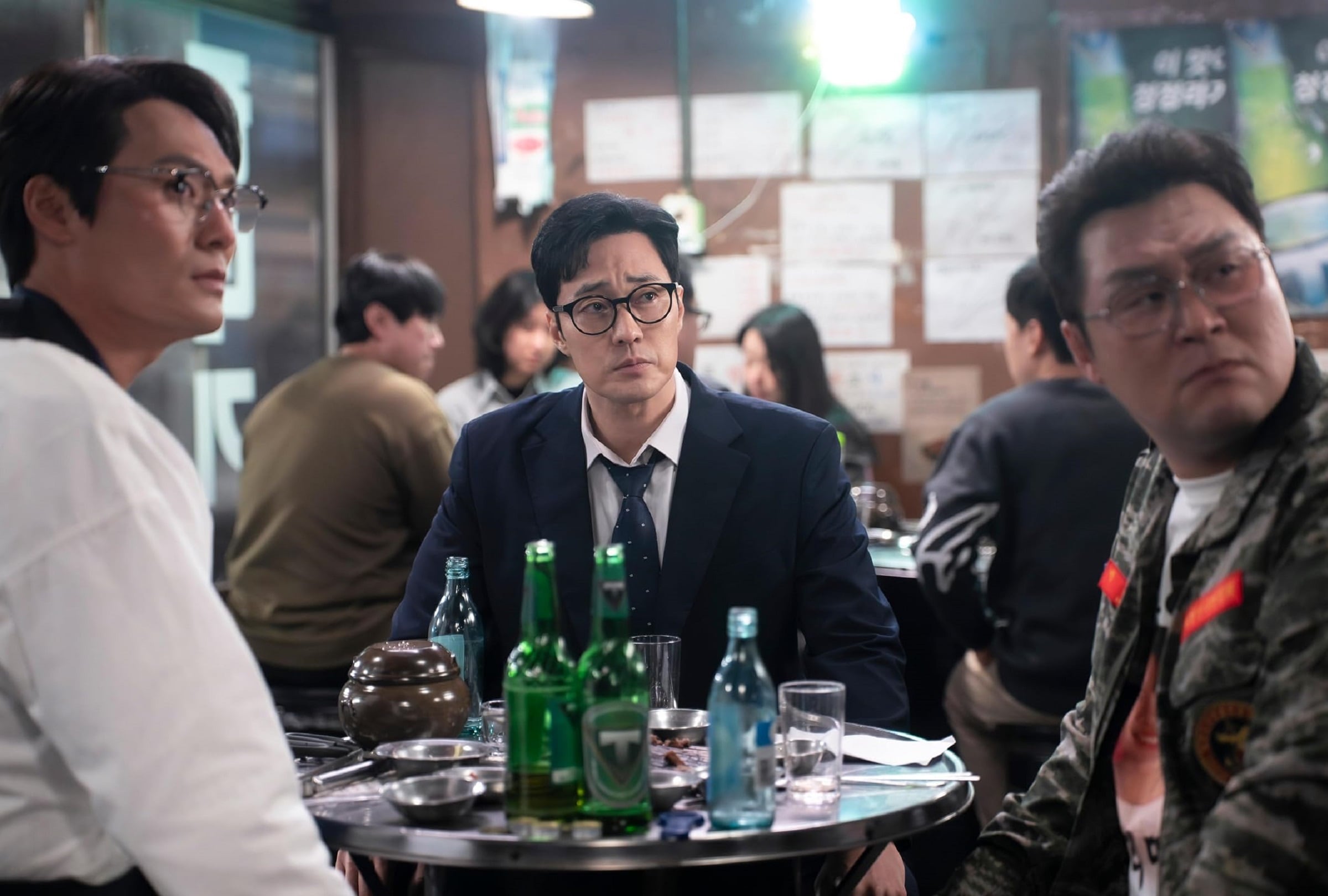 Yoon Kyung-ho como Park Jin-cheol, So Ji-sub como Kim Do-hyeon / Manager Kim y Choi Dae-hoon como Seong Han-su en una escena de la serie coreana "Agente Kim reactivado" (Foto: Netflix)
