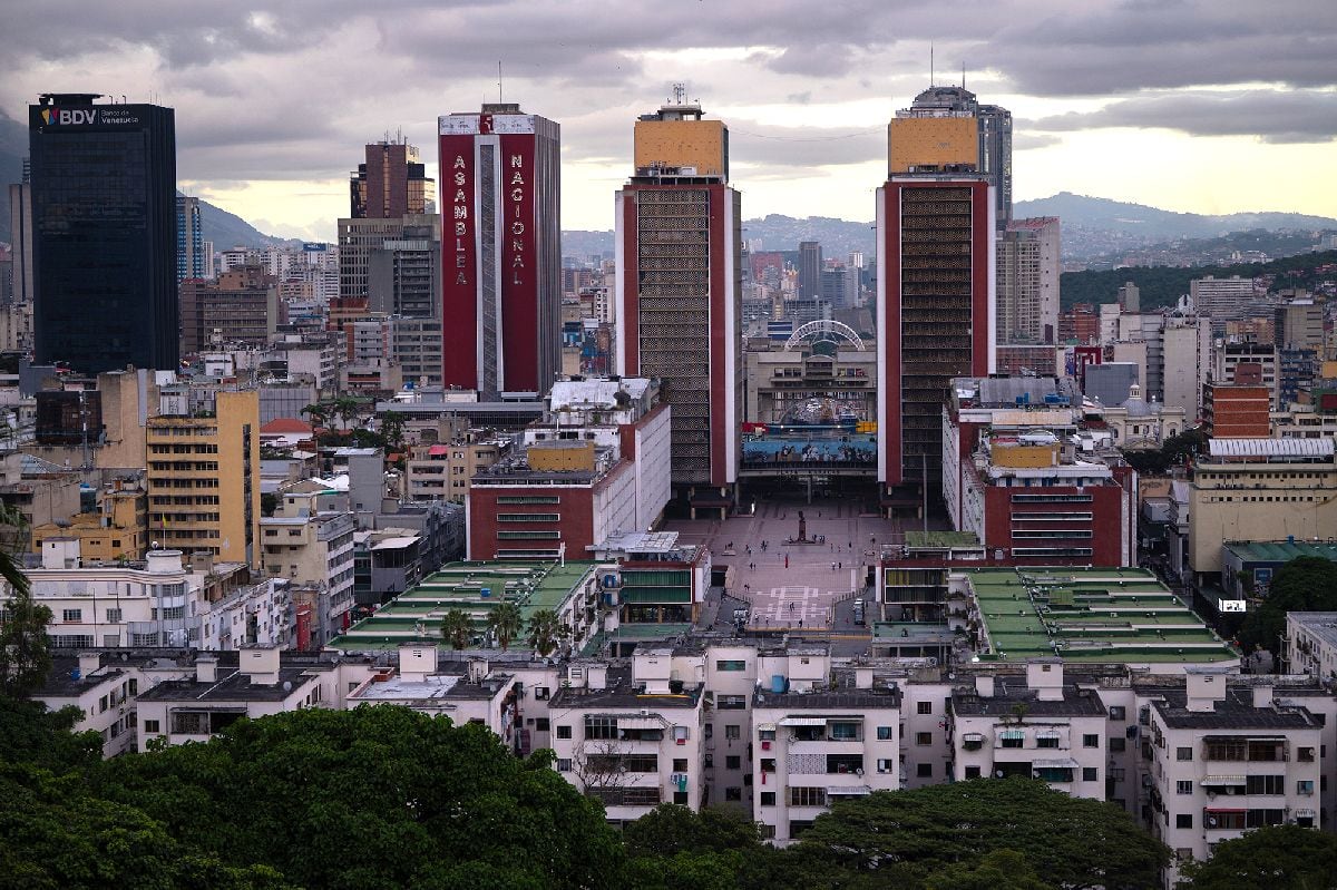 Las Torres Simón Bolívar, en el centro, y el edificio de la Asamblea Nacional, a la izquierda, en Caracas. Fuente: Bloomberg
