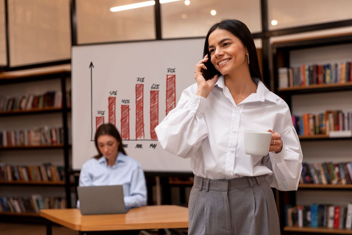 La digitalización facilita el acceso a información en tiempo real sobre ventas, inventarios y comportamiento de los clientes. Foto: Freepik.